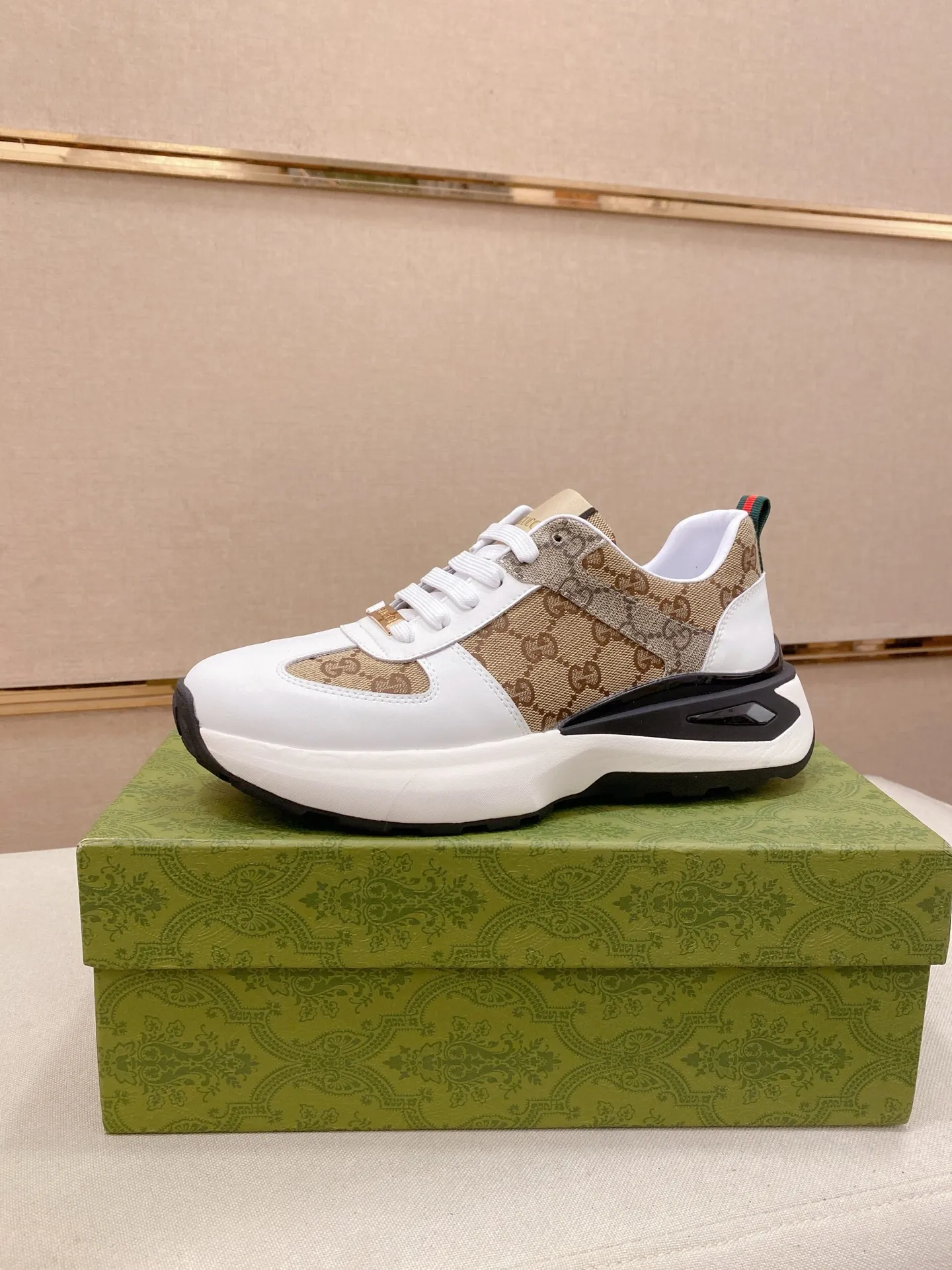 Factory price 442 men's shoes 💰New GUCCI (Gucci) counters are on the market at the same time, new men's shoes, 😘fabrics are selected imported cowhide, lining: sheepskin lining. 👍🏿 High-end ☄️ air-cushion molded anti-slip rubber outsole, exquisite lines, simple and elegant, comfortable and high-end for leisure travel. Code number: 38 to 44 (45 can be customized and cannot be returned or exchanged)